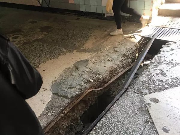 В Ростове в подземном переходе на Ленина провалилась решетка ливневки. По словам местных жителей, в углубление рискуют упасть прохожие, которые могут не заметить отсутствие решетки. Судя по фото, яма там и, правда, немаленькая. Попав в капкан, легко можно и ногу сломать.