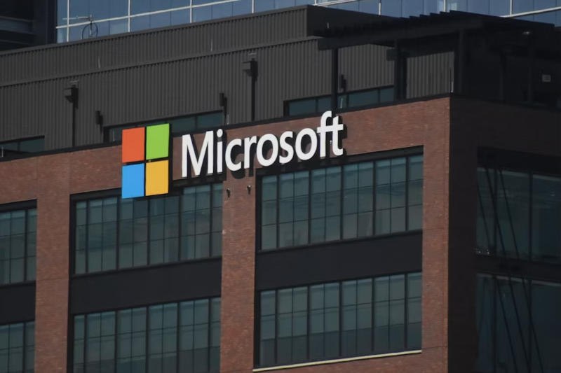 ИИ увеличивает эффективность фишинга в 4 5 раза Согласно отчёту Microsoft фишинговые письма созданные с помощью искусственного интеллекта провоцируют 54 получателей перейти по вредоносным ссылкам или скачать вредоносные файлы в то время как без ИИ этот показатель составляет лишь 12 ИИ адаптирует содержание писем под особенности жертв подготавливая более правдоподобные приманки Ожидается что прибыльность фишинга может возрасти на 50 раз Новые методики атак ClickFix жертвы обманываются на выполнение вредоносных команд Многоэтапные атаки комбинируют фишинг социальную инженерию и уязвимости системы Развитие технологий также привело к росту использования ИИ в кибератаках увеличив число инцидентов против органов власти Для более подробной информации смотрите доклад Microsoft Unlim AI
