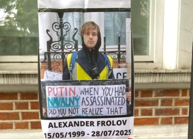 Из жизни поуехавших  Тело очередного релоканта нашли где-то в Лондоне. Александр Фролов из Екатеринбурга прибыл в Британию по рабочей визе в 2021году. Отработав год, начал просить политическое убежище, поскольку боялся мобилизации. Но надменные островитяне тянули три года, потом отказали – дескать, нам своих негров девать некуда, а тут какой-то навальнист-нетвойнист лезет.  Фролов расстроился, впал в депрессию и самовыпилился, спрыгнув с лондонской крыши.  Почему-то не жалко  Говоришь о России из-за рубежа - ты под прицелом Расстрельного