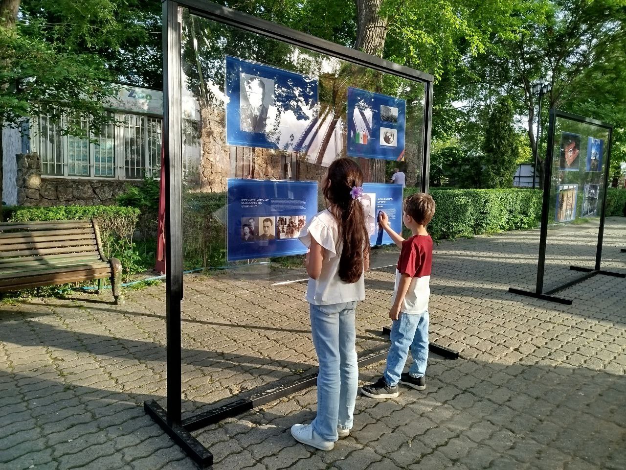 «Победа глазами армянских фотографов» В Ереваном парке Победы накануне открылась фотовыставка «Победа глазами армянских фотографов» посвященная 80-летию победы в Великой отечественной войне, и вкладу Армянской ССР в дело победы. На выставке представлены фотографии участников одноименного конкурса, организованного инициативой «Победа - 80». #Помним #Чтим #НеДадимЗабыть