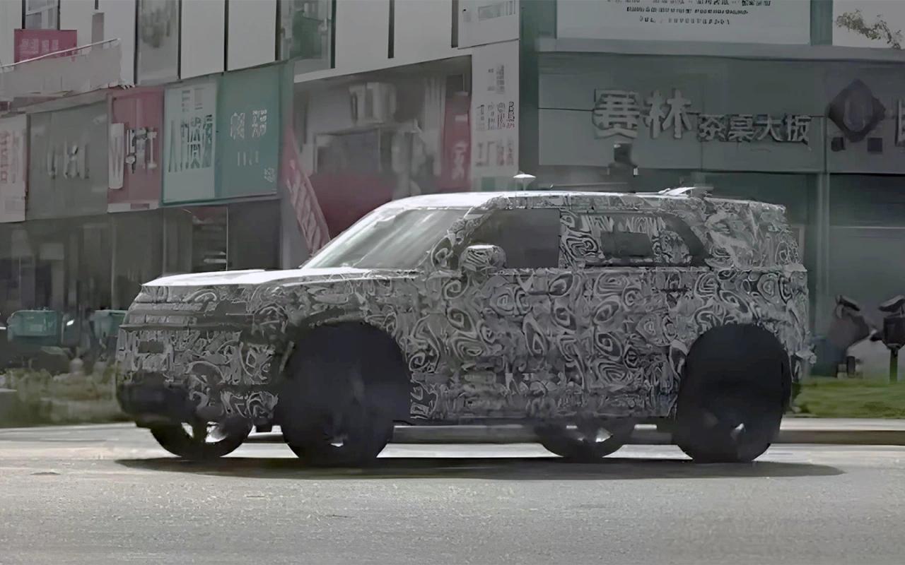 Land Rover вывел на тесты новый Freelander  Эта модель построена на модульной архитектуре E0X, разработанной компанией Chery — на этой «тележке», например, созданы также модели Exeed Exlantix, а также другие автомобили китайского концерна. Сначала он будет представлен в Китае, а в перспективе — за рубежом.  Судя по фото в камуфляже, новинка напоминает кроссовер Range Rover Sport — у него аналогичная форма и высокая линия капота. При этом Freelander не будет компактным, как раньше. Это автомобиль длиной около 5,1 метра.  Новый Freelander получил кодовое название E0V и, вероятно, будет доступен как в полностью электрической, так и в гибридных модификациях с максимальной мощностью в 553 л.с.