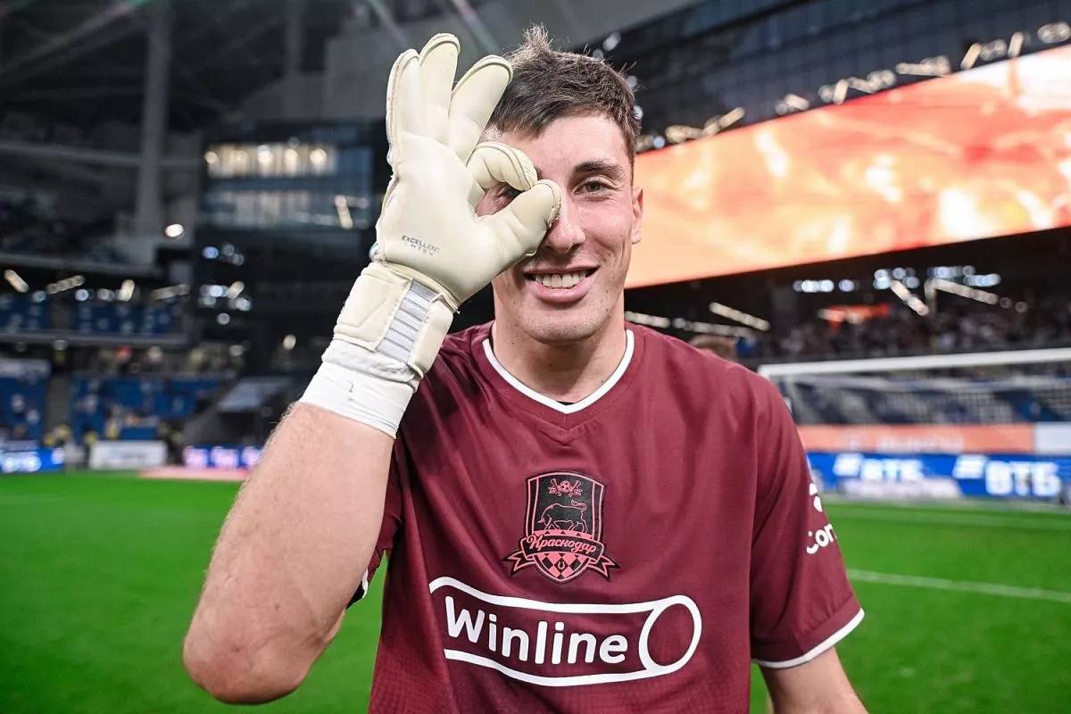 Болельщики Краснодара назвали лучшего футболиста команды в октябре Вратарь Станислав Агкацев признан лучшим игроком Краснодара в октябре Он сохранил ворота сухими в трех матчах чемпионата России с грозненским Ахматом 2 0 махачкалинским Динамо 2 0 и казанским Рубином 1 0 Вратарь также отразил пенальти Георгия Мелкадзе в матче с Ахматом На второй позиции Виктор Са который забил в ворота махачкалинского Динамо и Рубина На третьем месте второй месяц подряд Диего Коста оформивший гол Ахмату Кубанские Новости Мы в MAX