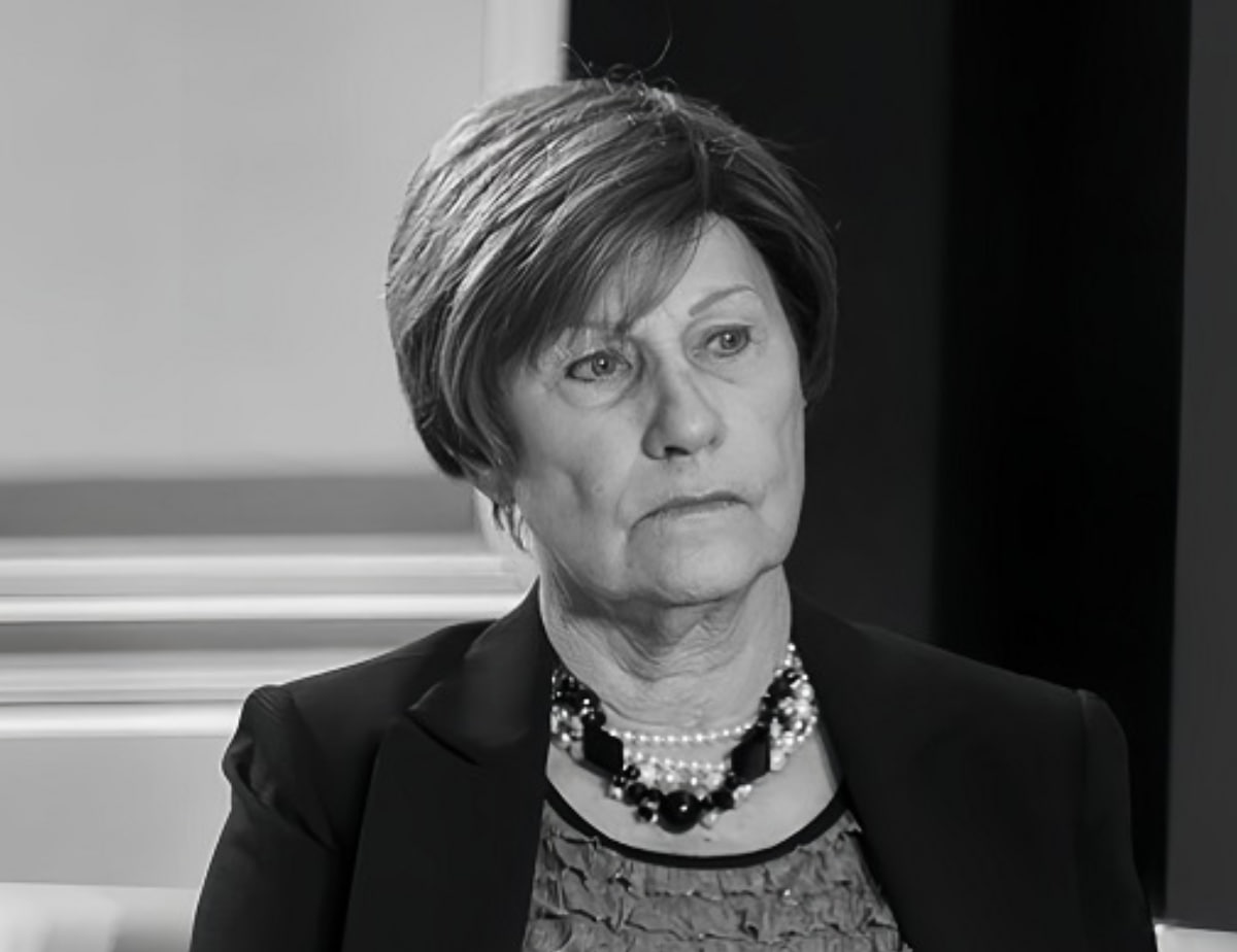 Бывшая волейболистка и тренер Уралочки Галина Карполь умерла в 84 года Мастер спорта СССР заслуженный тренер бывший игрок и тренер Уралочки и супруга Николая Карполя Галина Карполь умерла в возрасте 84 лет сообщила пресс служба екатеринбургского волейбольного клуба Карполь до замужества Дуванова играла за команду в 1966 1967 и 1969 1976 годах еще 12 лет работала в клубе тренером дубля 1976 1989 Более 50 лет Галина Михайловна рука об руку шла с Николаем Васильевичем Карполем поддерживая его во время работы с национальной сборной и успешно заменяя его на тренерском мостике Уралочки отметили в клубе Уралочка