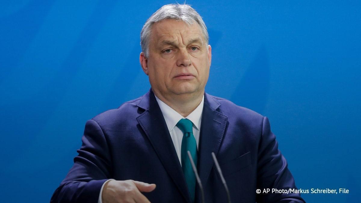 Лидеры ЕС выглядят жалкими и слабыми на фоне президентов РФ и США, заявил Орбан  Украинский конфликт — "это европейская проблема, которая должна быть решена Европой, но она ничего для этого не делает".  Так Орбан прокомментировал совместное заявление 26 стран ЕС в поддержку Украины перед саммитом США–Россия в Аляске, которое Венгрия отказалась подписывать. В заявлении 26 стран ЕС говорится, что «международные границы не должны изменяться силой», и что путь к миру «не может быть определен без участия Украины».