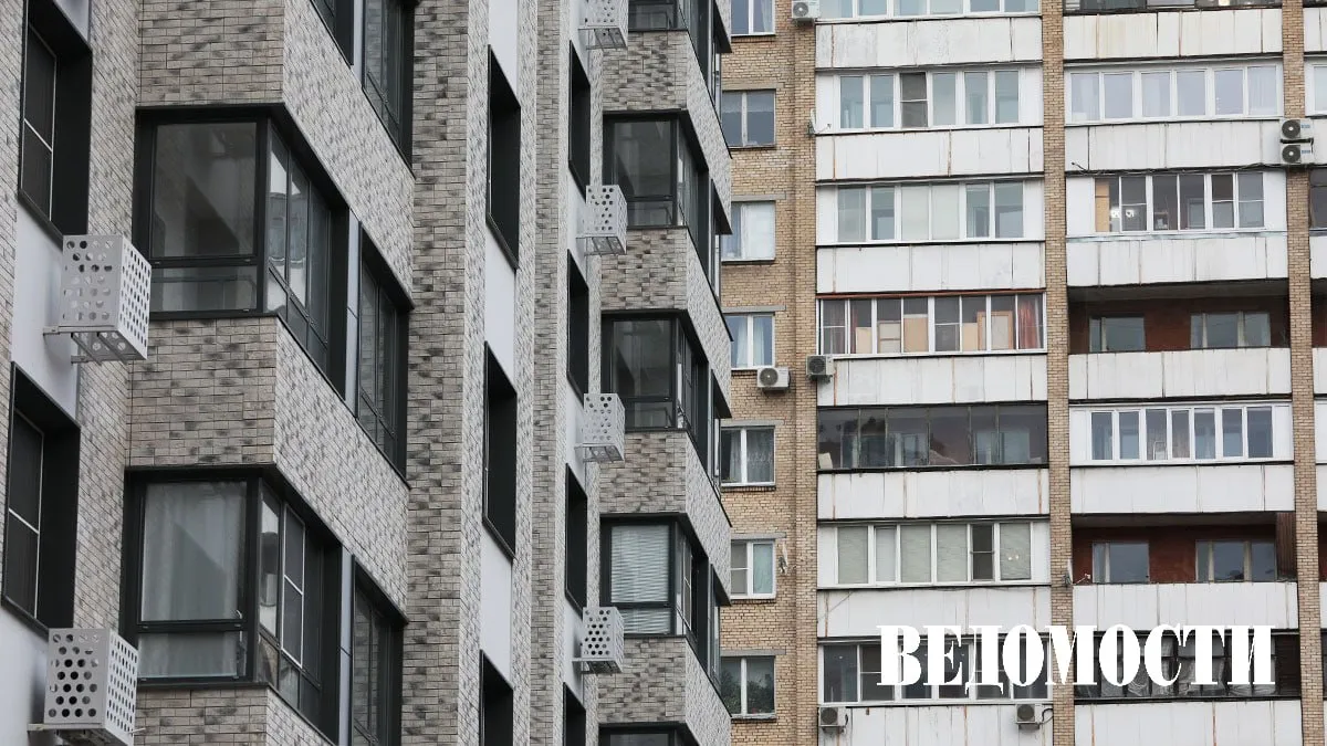 Домклик свежая вторичка усилила конкуренцию с новостройками Рост цен на жилье в России замедлился после разогрева рынка в конце 2025 года говорится в совместном исследовании Домклика и Центра финансовой аналитики Сбера   В марте квадратный метр на первичном рынке вырос на 0 7 до 187 800 рублей на вторичном на 0 6 до 123 600 рублей   Готовое жилье последних 10 лет подорожало на 14 6 за год разрыв с новостройками сократился до 4 1 Аналитики отмечают что на фоне роста предложения увеличения объема нераспроданного жилья до 82 1 млн кв м и усиления конкуренции со стороны вторичного рынка застройщикам становится сложнее повышать цены   Подробнее в материале Ведомости Капитал