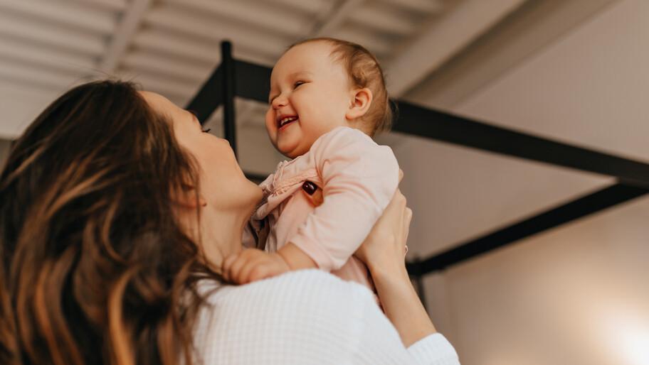 Лея и Берлина Как называли новорожденных в Херсонской области в 2025 году Александр и Мария стали самыми распространенными именами для новорожденных в Херсонской области с начала 2025 года Среди редких имен Лея Гордей и Берлина сообщили ХАН в региональном управлении ЗАГС Самые популярные имена которыми называли детей в этом и в прошлом году Александр Максим Артём Мария Анна и Эмилия Самые редкие в этом году Лев Мирон Гордей Стефания Лея Берлина сказали в управлении С начала года в Херсонской области зарегистрировали рождение 936 детей Это больше чем за аналогичный период прошлого года Накануне Президент РФ Владимир Путин заявил что показатель готовности к рождению детей в России сильнее всего увеличился в Херсонской и Запорожской областях