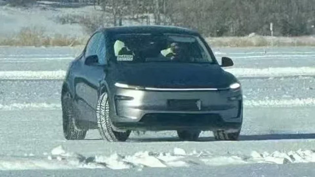 Раскрыта внешность обновленной Tesla Model Y   Обновленный кроссовер засняли во время зимних испытаний. Model Y получит новую оптику и бамперы.