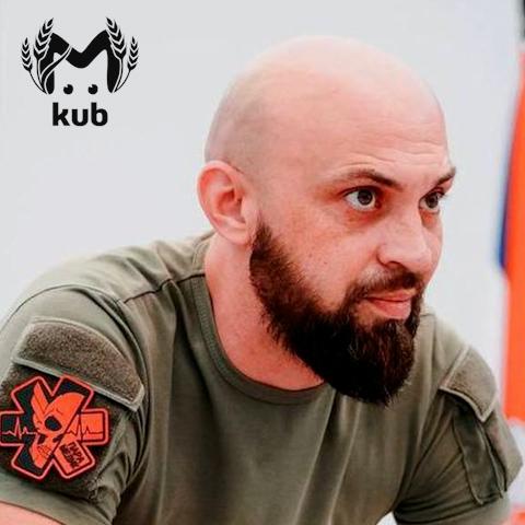 Депутата из Динского района подозревают в мошенничестве. Ранее он уже привлекался по той же статье. Константин Волощук из Южно-Кубанского сельского поселения спокойно ехал на своём отмытом помытом белом "мерсе", когда его остановили силовики. Кстати, биография у Волощука внушительная — капитан МЧС в отставке , гуманитарный активист и депутат от коммунистов в сельсовете. Даже перед школьниками выступал с рассказами о чести и долге. Только вряд ли он упомянул, что сам был осуждён за кражу и мошенничество в 2008-м. Сейчас Волощук снова попал под подозрение.