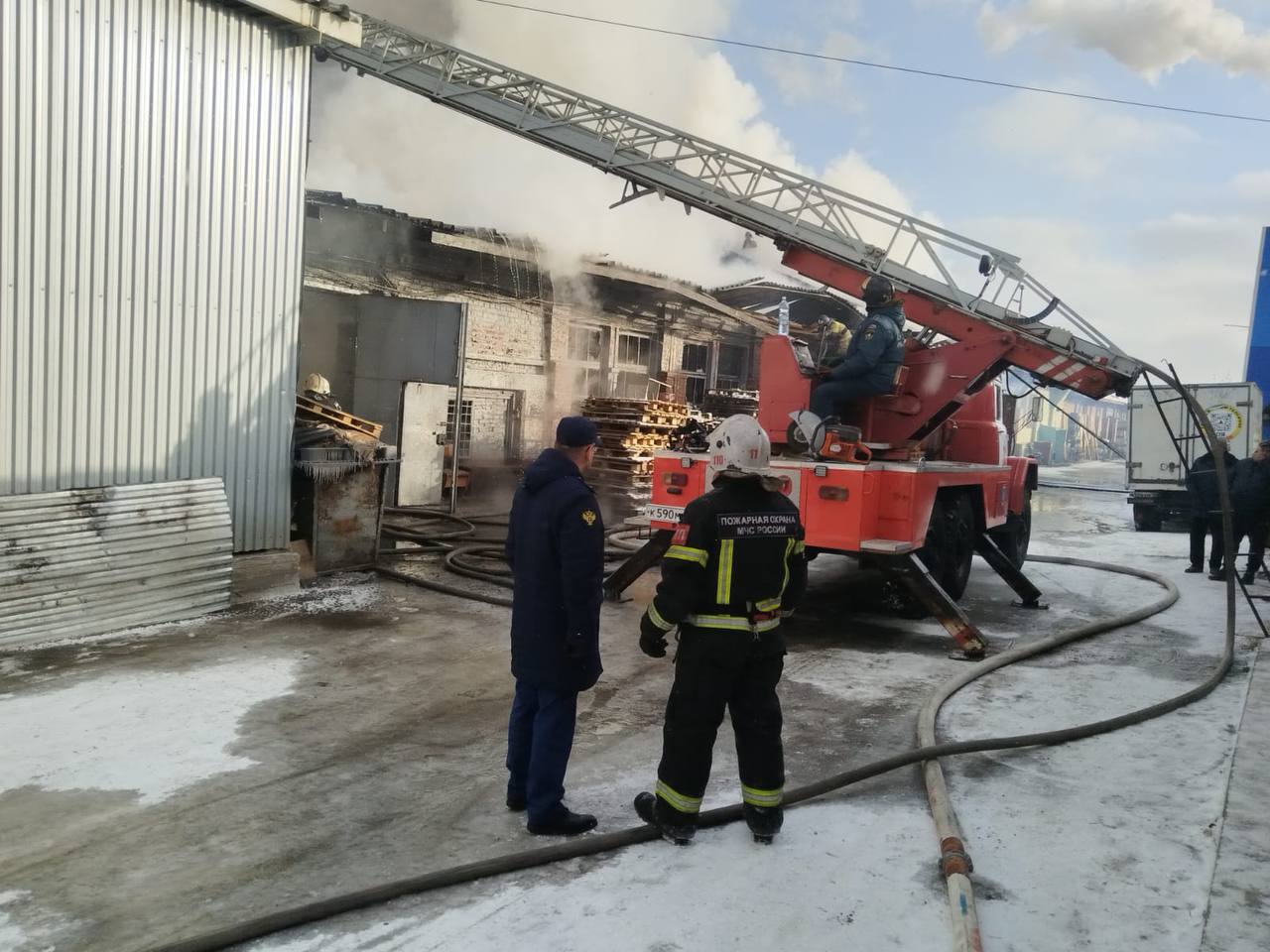 В Бердске Новосибирской области горит производственное здание на площади 600 кв м Самостоятельно эвакуировались 11 человек сообщает ГУ МЧС региона Прокуратура региона организовала проверку Прокуратура Новосибирской области Подписывайтесь на Ъ Сибирь