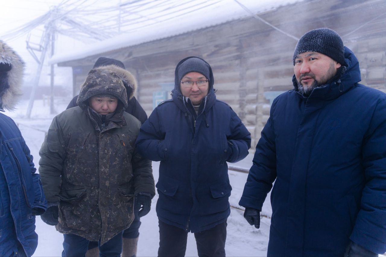 Мэр Якутска объяснил. почему перемерзают трубы домов с автономным отоплением  В Якутске в эти новогодние дни произошло несколько коммунальных аварий. В связи с морозами перемерзли трубы, жители жалуются на отсутствие воды и так далее. Особенно сложная ситуация произошла по адресу Чепалова, 37.  Мэр Якутска Евгений Григорьев провел  рабочий объезд по городским территориям, в том числе заехал на адрес ул. Чепалова, 37. Здесь с прошлого вечера идут работы по пропарке колодцев холодного водоснабжения, три из четырех отогрели, остался еще один.  "Как говорят специалисты, проблема данного дома с автономным отоплением в том, что подводящие сети ХВС не оборудованы трубой-спутником или греющим кабелем. Поэтому, при отсутствии или резком снижении циркуляции воды  а такое как раз происходит 1-2 января  и при сильном морозе, как в эти дни, происходит замерзание водовода. МКД с аналогичными инженерно-техническим решениям по городу – десятки, многие из них находятся в зоне риска, и нередко попадают в эти дни в сводки ЕДДС с замерзанием сетей водоснабжения",  - пояснил глава столицы.  Григорьев сообщил, что на общегородской планерке дал поручение обязать УК на домах с автономным отоплением обеспечить циркуляцию воды в сетях при сильных морозах, т.н. «проточку»:  "Также проведем мониторинг документации всех домов с автономным отоплением на предмет наличия обогрева подводящих сетей ХВС. Далее будем совместно с застройщиками и РСО обсуждать и совместные решения данной проблемы.  После общегородской планерки провели заседание городской Комиссии по предупреждению и ликвидации ЧС: будем выделять из резервного фонда города дополнительные средства на работы по отогреву сетей".        Новости    Yakutsk News