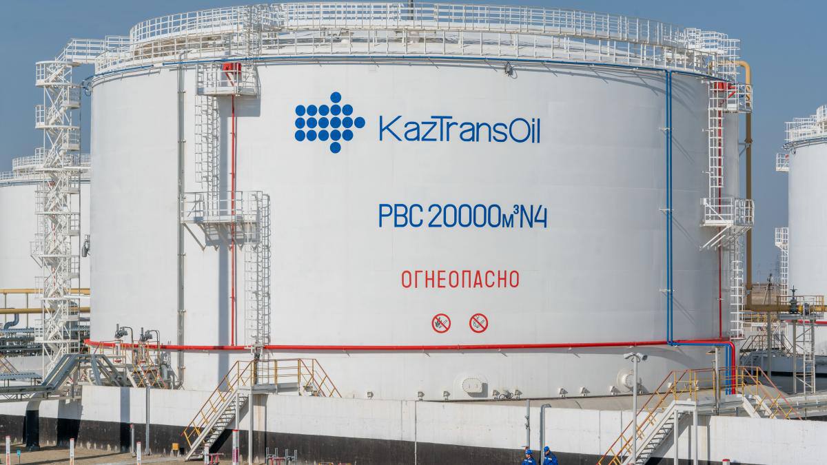 КазТрансОйл увеличит поставки нефти в Кыргызстан и возобновит транзит в Узбекистан Компания планирует до конца года направить в Кыргызстан до 30 тыс тонн сырья Последний раз транспортировку по этому направлению осуществляли в 2017 году В декабре КазТрансОйл также возобновит транзит нефти в Узбекистан объем поставок составит до 35 тыс тонн Совокупно по двум направлениям планируют поставить 65 тыс тонн нефти Нефть транспортируют по магистральным трубопроводам до пункта Шагыр после чего загружают в железнодорожные цистерны