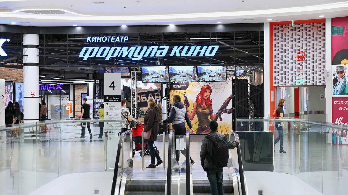 Верните упущенную выгоду  Объединенная киносеть «Синема парк» и «Формула кино» потребовала от бывшего официального представительства студии Sony Pictures в России  – компании «Контент Клуб» – почти 578 млн рублей.   Согласно информации из картотеки суда, иски подали два основных юрлица объединенной киносети: ООО «Райзинг стар медиа» и ООО «Синема парк». Первая структура требует почти 104 млн рублей, а вторая – 473,8 млн.  Сумма иска – это размер упущенной выгоды киносети от непоказанных в России в 2022-2025 годах фильмов студии Sony Pictures.