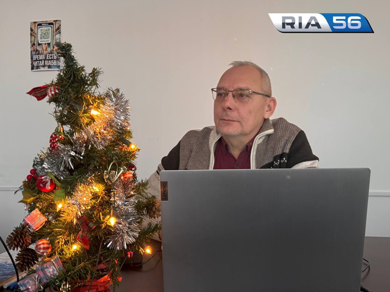 РИА56 77 офисных сотрудников любят праздничное украшение рабочих мест Большинство офисных сотрудников участвуют в оформлении рабочих мест к Новому году Три из четырёх работников украшают офис в декабре При этом 29 респондентов сообщили что праздничную атмосферу создают совместно и компания и сотрудники а 28 признались что тратят на декор собственные средства В 17 случаев весь новогодний дизайн полностью обеспечивает работодатель Отмечается что традиция украшать офисы более распространена в женских коллективах и среди молодёжи В целом 77 офисных сотрудников нравится декорировать рабочие подробнее на канале РИА56