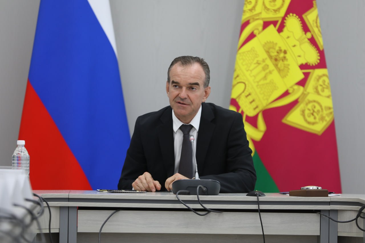 Вениамин Кондратьев: На развитие дорог Краснодара в 2025 году направили 4 миллиарда рублей Реализацию программы комплексного развития улично-дорожной сети краевой столицы обсудили на совещании в мэрии, которое провел губернатор Кубани. – Острейшая проблема Краснодара – километровые пробки, в которых вынуждены проводить время жители и гости города. И всех волнует один вопрос – когда они исчезнут. Для решения приняли программу комплексного развития дорожной сети краевого центра. Ее мероприятия должны привести к кардинальным изменениям. До 2035 года запланировали 150 миллиардов рублей. На ближайшие три года финансирование составило почти 13 миллиардов рублей, из них 4 миллиарда рублей – на 2025 год. Если возможности бюджета позволят – будем увеличивать. Это позволит построить и реконструировать важнейшие объекты и избавиться от дорожного коллапса, – сказал Вениамин Кондратьев.
