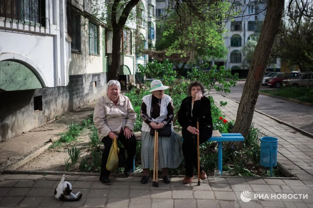 Понятие социальной скамейки предложили ввести в Госдуме Лавочка со спинкой должна быть не далее 30 метров от подъезда и если ее нет то нужно разрешить жильцам ставить ее без сложных согласований Цель обеспечить благополучие пенсионеров и маломобильных граждан Скамейка у подъезда для пожилого человека это не просто элемент благоустройства а возможность выйти из дома и сохранить активность считает депутат Подписаться на РИА Новости