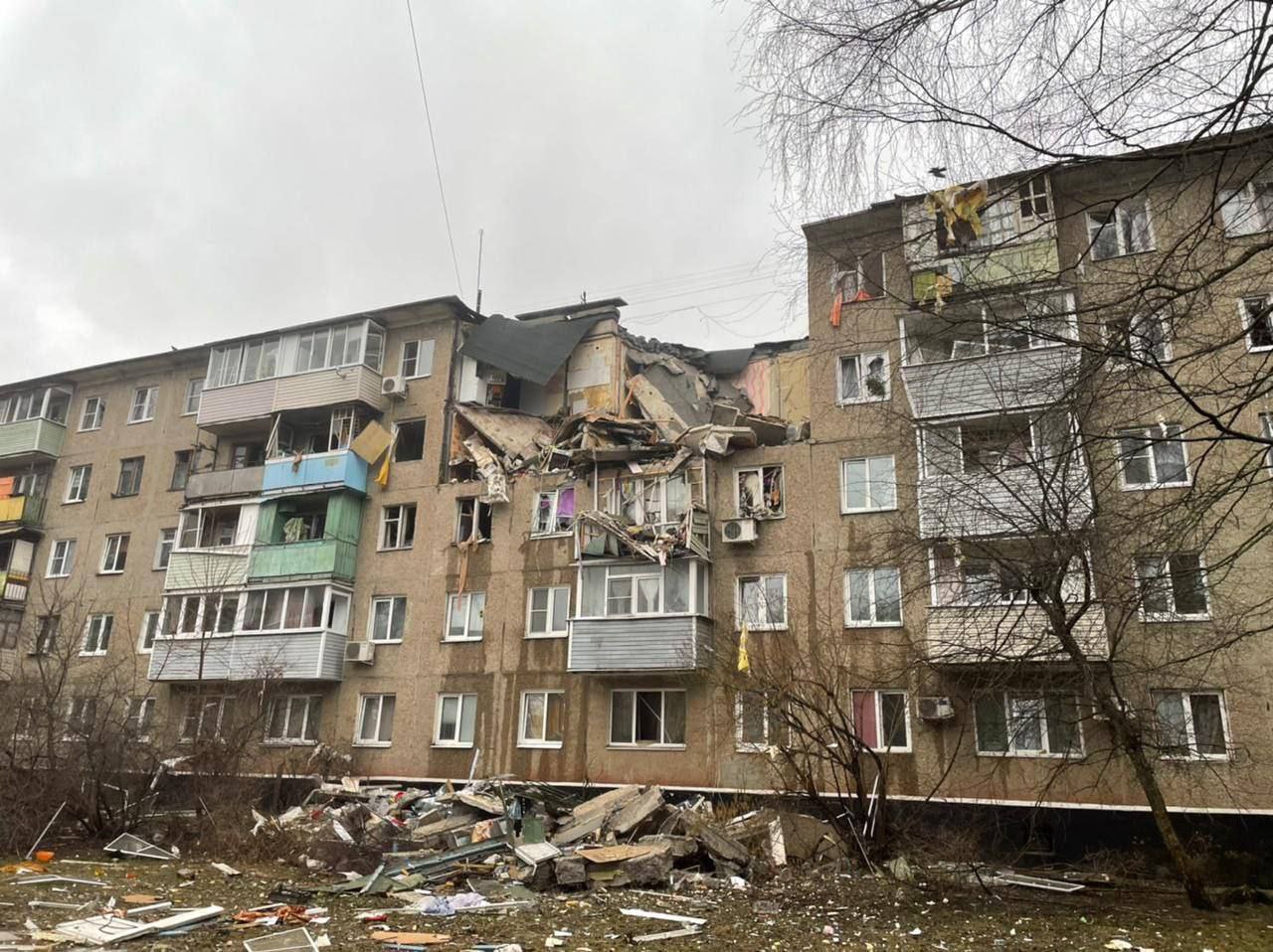 Суд взыскал 323 млн рублей с взорвавшего в 2022 году квартиру вместе с семьей в Ступино сообщило агентство РИА Новости со ссылкой на материалы дела Согласно документам Алексей Зарубин обязан оплатить стоимость восстановительных работ Общая сумма компенсации составила 227 1 млн рублей в пользу администрации городского округа Ступино 135 млн рублей Фонду капитального ремонта при МинЖКХ Суд также постановил взыскать с мужчины 1 млн рублей в пользу женщины пострадавшей при взрыве она получила серьезную черепно мозговую травму Сам Зарубин вину не признал и просил суд отказать в удовлетворении исков