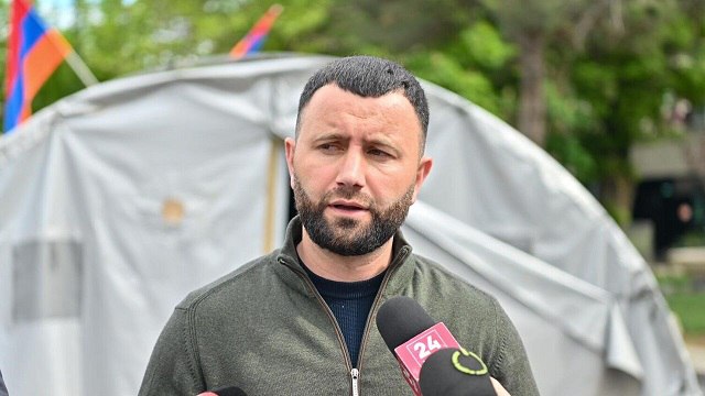 Ночью совершено нападение на автомобиль госминистра Арцаха Нжде Искандаряна Эту информацию в беседе с News am подтвердили в правительстве Арцаха Искандаряну причинен материальный ущерб на сумму около 3500 долларов Другие подробности на данный момент неизвестны