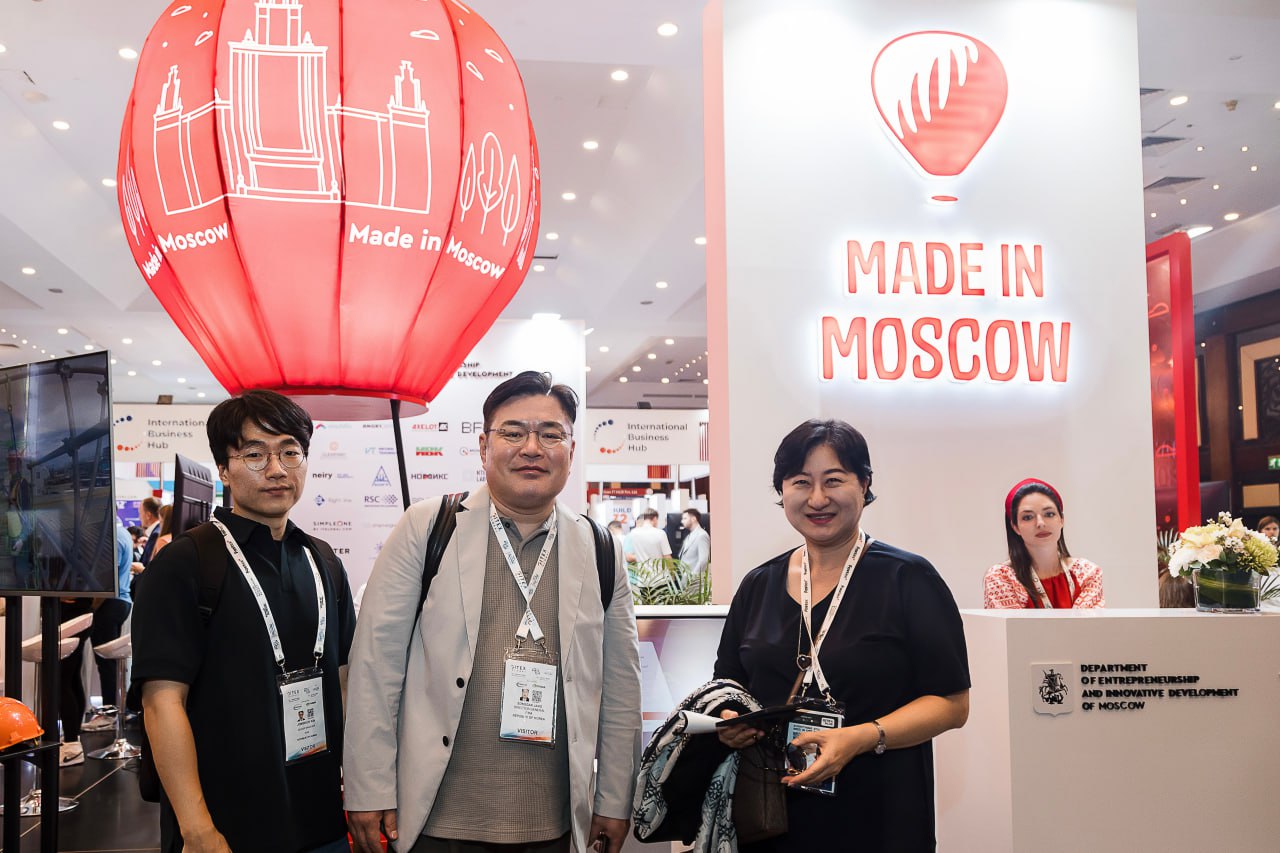 В столице запустили новый онлайн-сервис для экспортеров Made in Moscow. Он объединил зарубежные выставки и бизнес-миссии, в которых московские бренды могут принять участие при поддержке города. «Впервые на одной платформе собрали международные события для представителей разных отраслей — индустрии видеоигр, кино, моды, туризма, сферы высоких технологий и многих других. До конца года столичные предприниматели встретятся с коллегами из 30 государств, включая Китай, Турцию, Индию, Объединенные Арабские Эмираты и Марокко», — рассказала Наталья Сергунина. Город возьмёт на себя аренду и застройку площадок, организацию переговоров, расходы на услуги переводчика и другие затраты. В прошлом году столичные предприниматели в рамках зарубежных выставок и бизнес-миссий провели порядка 30 тысяч встреч с потенциальными партнёрами. Новых покупателей нашли отечественные бренды из сферы ИТ, моды, дизайна кино, анимации, пищевой, косметической, строительной промышленности и других отраслей.