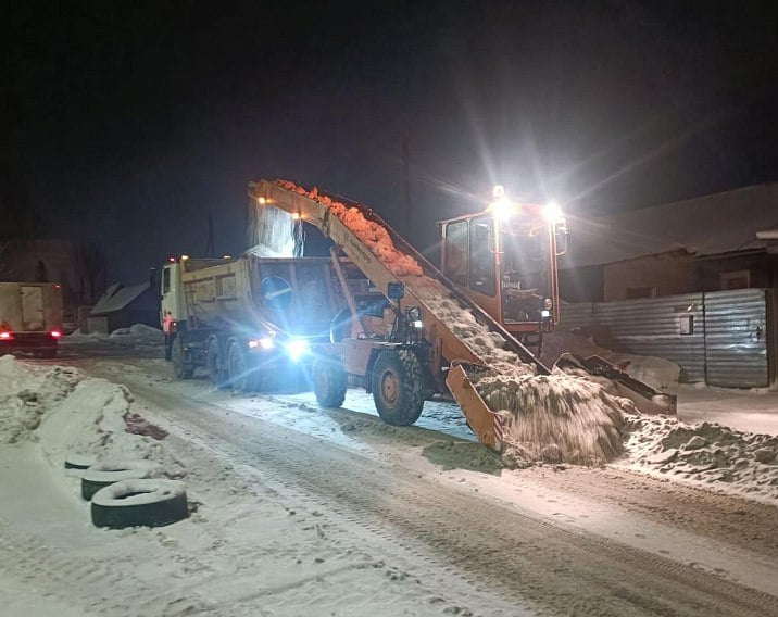 Дорожная служба проводит очистку дорог и тротуаров от снега  В ночную смену, с 7 на 8 января, дорожная служба очищала дороги и тротуары, проводила противогололедную обработку.  Было задействовано 107 единиц техники.  Очистка проезжих частей проводилась на улицах: Молодежной, Новоугольной, Телефонной, Червонной, Власихинской, Э. Алексеевой, г. Исакова, Юрина, 50 лет СССР, Энтузиастов, Пролетарской, Чкалова, Фомина, Папаннцев, Ткацкой, Чудненко, Глушкова и на других участках дорожной сети.  Противогололедная обработка проводилась на улицах: Сосновой, Панфиловцев, Молодежной, Димитрова, Ковыльной, С. Ускова, Взлетной, Балтийской, П. Сухова, Смирнова, Глушкова, Телефонной, Крупской, Червонной, Меланжевой, Попова и на других участках.  Очистку тротуаров дорожная служба провела на улицах: Профинтерна, Свердлова, Молодежной, Ядринцева, Шумакова, Лазурной, Попова, Загородной, проспектах: Ленина, Комсомольском, Красноармейском и на других участках.  Снег вывозили с улиц: Димитрова, Молодежной, 80 Гв. Дивизии, Полярной, Бехтерева, Малахова, Балтийской, Кутузова, Челюскинцев, Чеглецова.  В дневную смену, 8 января, работы по очистке дорог и тротуаров, обработке противогололедными реагентами будут продолжены во всех районах города.  Для этого будет задействовано 103 дорожных рабочих и 65 единиц техники.