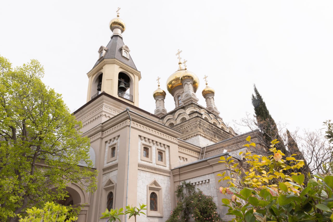 В Алупке открылся фестиваль традиционной культуры «Явление» Сегодня в Алупке на территории храма Святого Архистратига Михаила стартовал фестиваль традиционной культуры и духовного просвещения «Явление». Он проводится по благословению митрополита Симферопольского и Крымского Тихона, сообщил Глава Крыма Сергей Аксёнов. По его словам, фестиваль объединит молодёжь, семьи и деятелей культуры. Гостей ждёт пространство разножанрового искусства и глубокое осмысление православных традиций. «Благодарю Владыку Тихона за системную работу по сохранению духовных ценностей, реализацию в Крыму масштабных культурных проектов», — сказал Аксёнов. Фото: пресс-служба Главы РК Крым 24
