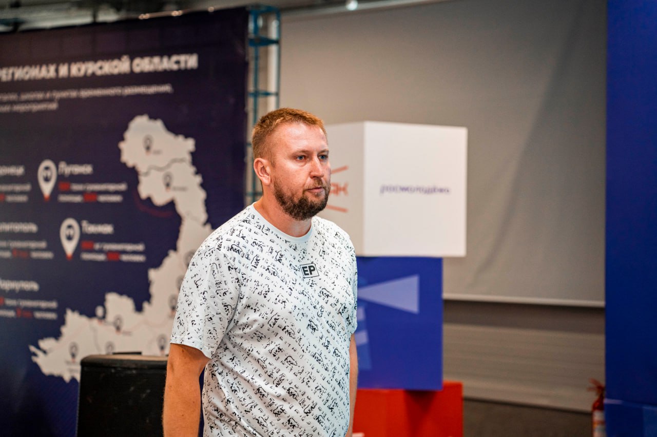 Россия может рассчитывать на наше молодое поколение – Денис Мирошниченко  Россия может рассчитывать на молодое поколение исторических регионов. Об этом заявил Председатель Народного Совета ЛНР Денис Мирошниченко на слете активистов «Молодой Гвардии Единой России», проходившем в городе Бердянске.  В течение трех дней более двухсот участников слета из ЛНР, ДНР, Запорожской и Херсонской областей прошли обучение по следующим направлениям: менеджер общественных проектов, политический спикер, политический SMM и дизайн, технолог предвыборного штаба. Программа включала лекции, митинг, дебаты и встречи с почетными гостями, одним из которых был Председатель Народного Совета ЛНР Денис Мирошниченко.  По итогам общения с молодежью Спикер Парламента ЛНР отметил, что ребята готовы делать лучше свое поколение.  «Мы в открытом формате провели беседу. Уверен, ее результаты мы увидим в их действиях. Я искренне рад, что у нас есть возможность встречаться на таких площадках, а у ребят – общаться с единомышленниками. Сама атмосфера слета вызывает желание творить. Приятно, что есть молодые люди, готовые созидать. Они искренние, настоящие. На наше молодое поколение может рассчитывать Россия», – подчеркнул парламентарий.  Также Денис Мирошниченко поддержал предложение Молодежного парламента ДНР проводить регулярные мероприятия с молодежными парламентариями из Луганской Народной Республики.  «Озвученная инициатива может стать хорошим примером и для других структур. Не только молодежные парламенты должны встречаться несколько раз в течение года, но и другие организации», – добавил Спикер Парламента ЛНР.