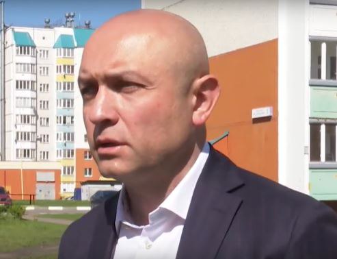 Юрий Парахин остается на посту мэра Орла Такое решение приняли депутаты Орловского городского Совета Сегодня на сессии состоялись выборы градоначальника Напомним в соответствии с Законом и Уставом Орла мэра выбирают депутаты из кандидатур представленных губернатором Рассмотрели две кандидатуры Владимир Лагутин заместитель председателя Общественной палаты Орловской области Юрий Парахин действующий мэр города выдвинутый Ассоциацией Совет муниципальных образований Орловской области Оба претендента выступили со своими программами социально экономического развития Орла и ответили на вопросы депутатов Решение по кандидатуре градоначальника принималось тайным голосованием За Юрия Парахина проголосовали 28 из 36 присутствовавших депутатов Ожидается что официальная церемония вступления Юрия Парахина в должность мэра Орла состоится через час Perviy Oblastnoi Мы в МАХ