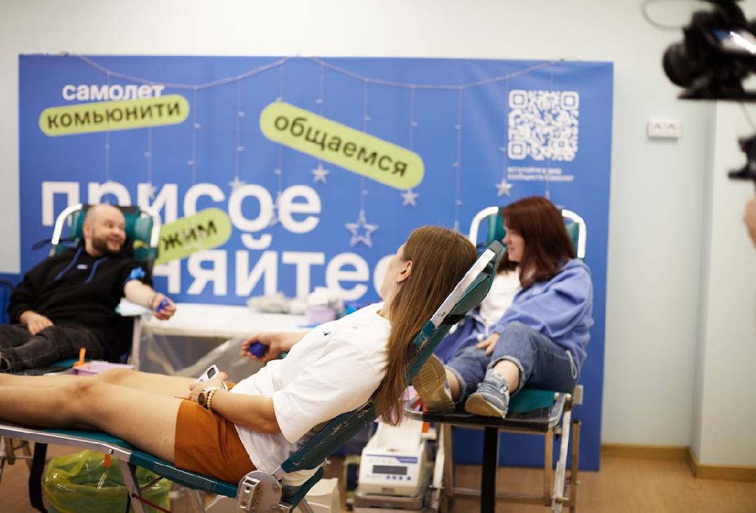 2 и 3 июля «Самолет» провел «День донора» одновременно в Москве, Московской области и Санкт-Петербурге. Среди участников — сотрудники и жители «Пригорода лесного» Ими было собрано более 100 литров крови. Отметим, что всего одна донация объемом в 450 мл способна помочь четырем взрослым или 8 детям. «Сегодня бизнес все активнее участвует в донорском движении, и мы рады поддержать такие инициативы. Выездной формат позволяет, например, сотрудникам компаний без отрыва от работы помогать людям, которые в этом нуждаются. В том числе благодаря их вкладу мы можем оперативно пополнять запасы донорской крови и компонентов», — рассказала Мария Аппалуп, главный врач Центра крови имени О.К. Гаврилова. В Группе «Самолет» акция стартовала 29 мая 2023 года, а с 2024 года проводится каждые два месяца, объединяя сотни неравнодушных людей. За все время в донорском движении приняли участие более 1000 сотрудников и жителей ЖК от «Самолета», а объем сданной ими крови позволяет спасти 4000 взрослых или 8000 детей. Присоединяйтесь и вы! Помогать — это легко. Справочно: По данным портала Всeостройке.pф, «Самолет» занимает 1-е место в РФ по объему текущего строительства жилья. Надежность девелопера — 3,57.