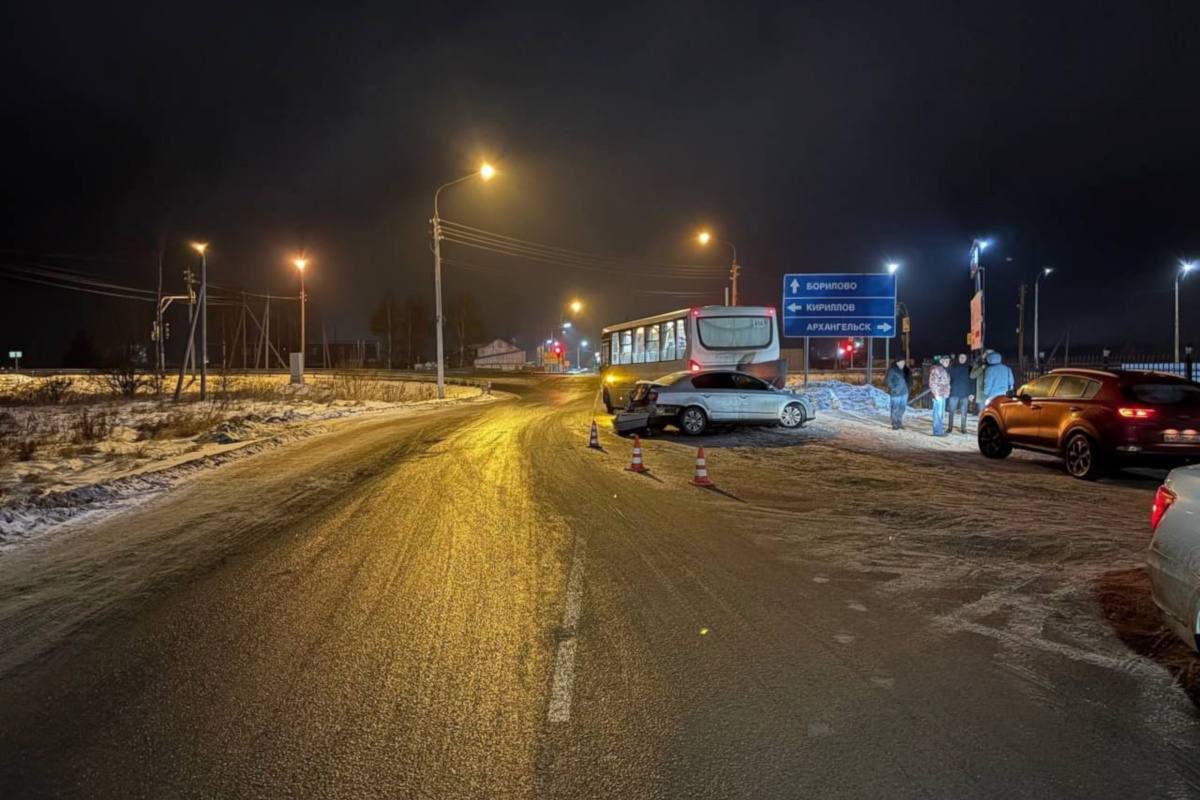 Полицейские разыскивают водителя грузовика, протаранившего две машины и автобус  ДТП произошло 24 декабря около 16.34 на выезде из поселка Семенково Вологодского округа. Об этом сообщила пресс-служба УМВД России по Вологодской области.  По предварительной информации, грузовик «Шакман», двигавшийся со стороны Семенково в сторону автодороги Обход г. Вологды, столкнулся с забором, который упал на пешехода, 33-летнего мужчину.  Затем грузовик налетел на припаркованные на стоянке легковые «Ниссан Икс Трейл» и «Фольксваген Пассат». К счастью, в салоне машин в тот момент никого не оказалось. Далее большегруз, зацепив «Фольксваген», протащил его до перекрестка с Обходом города Вологды, где столкнулся с автобусом ПАЗ, ожидавшим зеленого сигнала светофора.   После этого водитель «Шакмана» скрылся с места происшествия. В ПАЗе находились пассажиры, никто из них после инцидента за медицинской помощью не обратился.  В результате ДТП сильнее всех пострадал 33-летний пешеход. Он получил множественные травмы, мужчина госпитализирован.  Автомобиль «Шакман» под управлением неустановленного водителя с места происшествия скрылся, сотрудники Госавтоинспекции проводят все необходимые мероприятия по установлению его местонахождения.