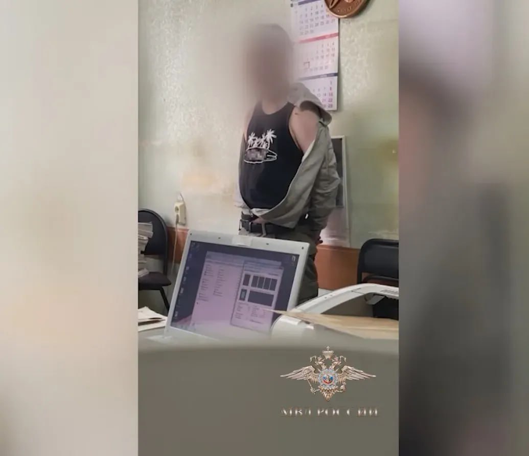 В Благовещенске заключили под стражу мужчину, напавшего с битой на школьницу Благовещенский гарнизонный военный суд заключил под стражу мужчину, который обвиняется в покушении на убийство из хулиганских побуждений. По данным следствия, утром 16-летняя школьница шла на учебу по улице Театральной. В это время сзади на нее напал обвиняемый. Он ударил девочку по голове битой. Через несколько часов нападавшего задержали. "Суд отправил фигуранта под стражу на 2 месяца - до 20 июля", - сообщает пресс-служба судов Амурской области. Напомним, случай произошел утром 21 мая. Прохожие пресекли преступление, вызвали "скорую помощь" и позвонили в полицию. Пострадавшая была доставлена в медучреждение. ТЕЛЕПОРТ.РФ – здесь все об Амурской области Написать нам