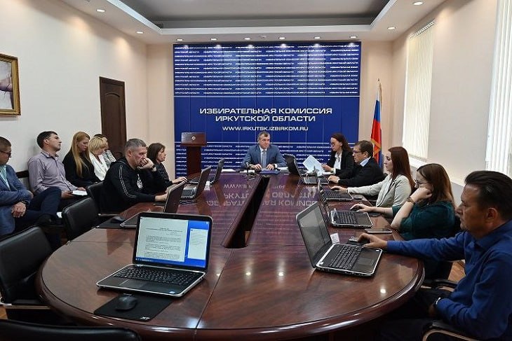 В Москве откроют 14 участков для выборов губернатора Иркутской области С 12 по 14 сентября жители Приангарья смогут проголосовать в Москве — в столице заработают 14 экстерриториальных участков. Заявление можно подать через Госуслуги. Ещё 22 участка откроются в больницах, СИЗО и вахтовых поселках. Для слабовидящих подготовят трафареты и материалы крупным шрифтом. Всего в регионе задействуют более 800 участков с видеонаблюдением. — избирателям Приангарья обеспечат доступ к выборам по всей стране! — голос можно будет отдать даже находясь в Москве или на вахте! Иркутск в Телеграм
