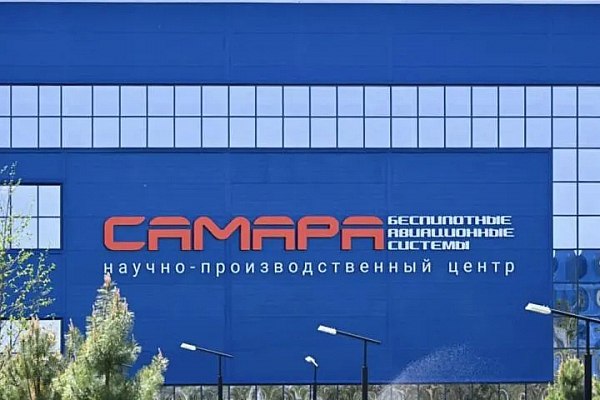 Самарская область станет ключевым производителем БПЛА в России  Самарская область станет крупнейшим производителем беспилотников в России и будет распространять свои практики на всю страну, заявил губернатор региона Вячеслав Федорищев. Об этом сообщает ТАСС.  "Мы максимальные усилия сформируем на опережающем развитии беспилотников не в Самарской области, а в стране.  Мы видим, что в течение года мы  станем крупнейшим производителем беспилотников в стране. Причем не только производителем, как отверточная сборка, нет. А именно полного цикла с RnD, с разработкой", – сказал он.  По информации Федорищева, в самарском научно-производственном центре беспилотных авиасистем работают уже 55 резидентов по всему циклу: от создания комплектующих и программного обеспечения до диджитал-решений. Образовательная часть формируется вместе с федеральными и региональными университетами.  aviaru.net/n279864