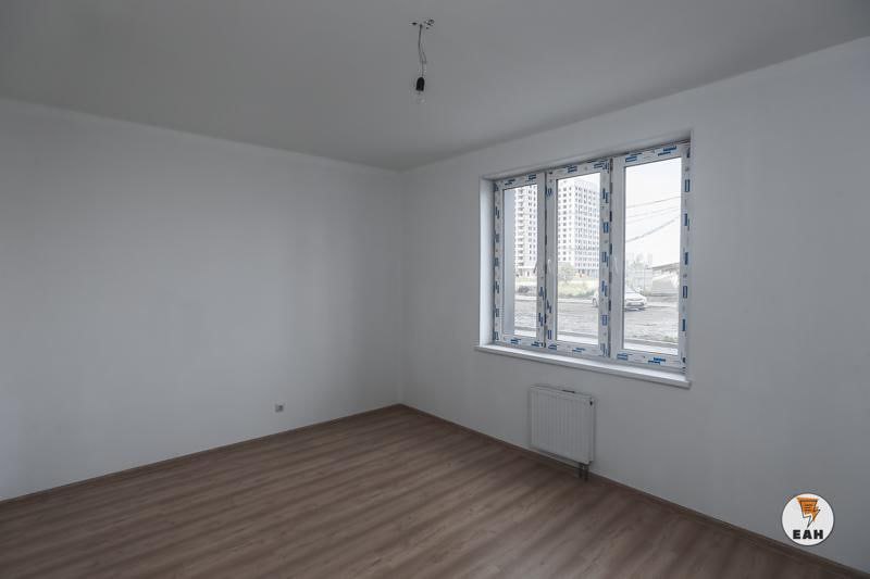 Россияне стали чаще доверять ремонт профессионалам На третьей ежегодной конференции Авито Услуг в Москве аналитики обсудили новые тенденции на рынке строительства и ремонта Отрасль переживает обновление переходя от модели DIY сделай сам к формату DIFM сделай со мной Все больше клиентов доверяют исполнителям основную часть работ оставляя за собой контроль ключевых решений отмечает Светлана Филимонова руководитель бизнес направления Строительство и ремонт на Авито Услугах Спрос на услуги продолжает расти особенно среди молодых потребителей которые предпочитают доверять ремонт профессионалам Однако рынок сталкивается с дефицитом мастеров и ростом цен на услуги Изменяется структура рынка жилья покупатели выбирают квартиры меньшей площади и объекты с готовой отделкой В среднесрочной перспективе ключевыми драйверами будут рост индивидуального жилищного строительства модернизация существующего жилья и благоустройство частных участков Участники конференции согласны что рынок становится более зрелым и технологичным опираясь на цифровизацию и стандарты сервиса EanNews