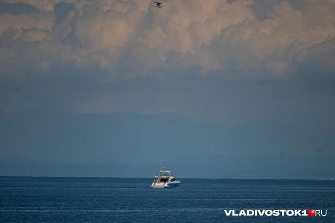 Круизный лайнер по маршруту Владивосток Шанхай планируют запустить уже этим летом Морское путешествие в Поднебесную на 10 дней предварительно оценили в 90 150 тысяч рублей заявил телеграм канал SHOT По информации профильных туристических изданий китайские туроператоры рассматривают Владивосток как основной российский порт для будущих круизов специалисты уже изучают местные достопримечательности инфраструктуру и возможности приёма крупных судов В планах не только заходы китайских туристов в столицу Приморья но и обратные рейсы россияне смогут отправиться морем в Шанхай и Сямынь Стоимость круиза по предварительным расчетам начнется от 90 тысяч рублей куда включат питание развлекательные программы доступ к бассейнам спа зонам и ряду сервисов на борту Какие именно суда задействуют на линии неизвестно однако есть предположение что это может быть судно близкое по характеристикам к лайнеру Астория Гранде работающего на Черном и Средиземном морях Опыт морского сообщения между Россией и Китаем уже существует В 2016 году китайский оператор Bohai Ferry выполнял круизы из Циндао с заходом во Владивосток В 2019 году лайнер Spectrum of the Seas по пути из Шанхая в Японию также делал остановку в приморской столице В настоящее время китайские порты прежде всего Шанхай являются крупными центрами круизного трафика в Азиатско Тихоокеанском регионе Среди лайнеров заходящих в этот порт Spectrum of the Seas Royal Caribbean MSC Bellissima MSC Cruises и Adora Magic City начавший коммерческую эксплуатацию в 2024 году Официального подтверждения сроков запуска маршрута и параметров проекта на данный момент не поступало Однако в министерстве по развитию Дальнего Востока и Арктики ранее заявляли о готовности субсидировать приобретение судов для туроператоров которые будут развивать круизный туризм на Дальнем Востоке По информации китайского издания Caixin интерес китайской стороны к российскому направлению связан с тем что дипломатическая напряженность вредит бизнесу в Японии куда ранее активно ходили круизные лайнеры Некоторые китайские круизные компании ведут переговоры о запуске маршрутов на Дальний Восток России в поисках нового источника дохода после того как геополитическая напряжённость в отношениях между Пекином и Токио вынудила их уйти с некогда прибыльного японского рынка говорится на сайте asia nikkei com Журналист КНР отметил что в поисках выхода из ситуации когда власти Китая напрямую рекомендовали гражданам воздержаться от поездок в Японию операторы рассматривают возможность открытия маршрутов с заходом во Владивосток Дополнительным фактором интереса называют безвизовый режим между Россией и Китаем для организованных туристических групп Подписаться в Telegram    Подписаться в MAX