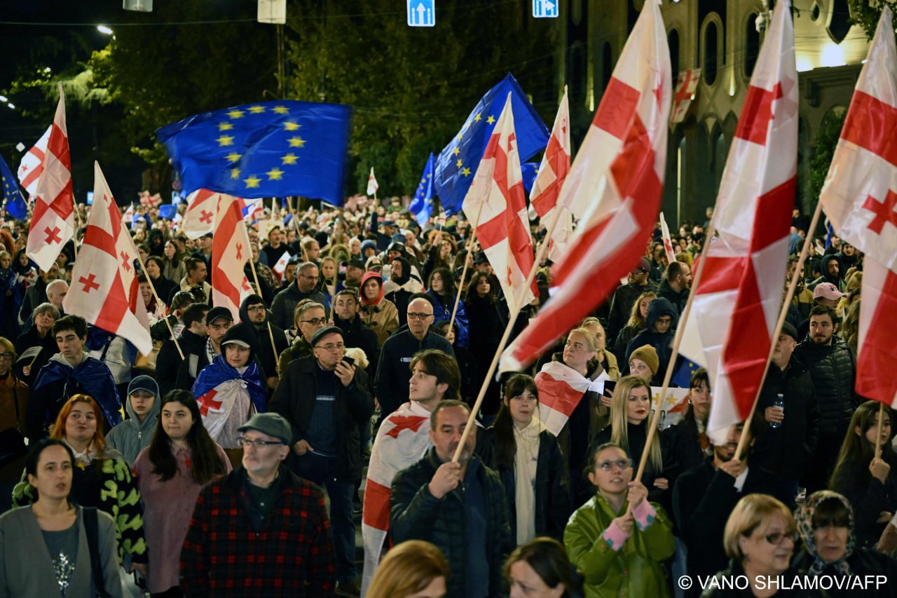 Марш "Грузия выбирает Евросоюз" в Тбилиси. Тысячи людей вышли на центральную площадь Свободы. На митинге выступила президент страны Саломе Зурабишвили. "Сейчас передо мной стоит свободная Грузия. Люди, которых не принуждали, у которых не угрожали отобрать работу… Нет ничего более ценного, чем свобода и мир. Здесь и сейчас - то общество, которое мирно, достойно движется в Европу", - сказала она.   26 октября в Грузии пройдут парламентские выборы. Как ожидается, основная борьба на них развернется между правящей пророссийской партией "Грузинская мечта" и несколькими оппозиционными партиями и блоками, выступающими за сближение с Евросоюзом.