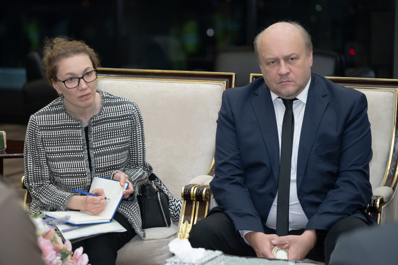 На фото моменты прибытия Министра внутренних дел Российской Федерации Владимира Колокольцева в Бангкок для участия в 43 й конференции Ассоциации национальных полиций стран участниц АСЕАН АСЕАНАПОЛ Подписаться ВКонтакте Поддержать ТГ канал Подписаться ivolk в MAX