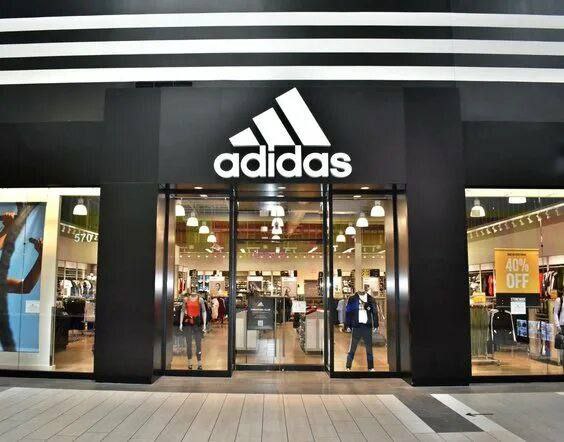 Adidas возвращается в Россию: компания вновь регистрирует свой бренд на российском рынке. Под своими товарными знаками она сможет продавать и производить одежду, обувь и другие изделия. Ранее, в 2022 году, Adidas приостановила работу своих магазинов в России. Новости №1 в Ростове Прислать новость/фото