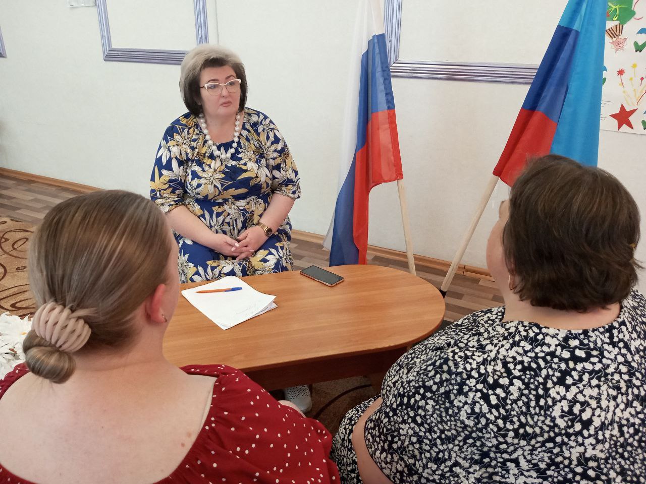 07 июля 2025 года, в рамках Всероссийской недели правовой помощи, начальник отдела по вопросам опеки, попечительства и патронажа Ирина Попова на базе Ровеньковского ясли-сада «Ладушки» оказала индивидуальную правовую консультационную помощь по вопросам защиты прав и законных интересов детей двоим обратившимся гражданам, которые получили ответы на все интересующие их вопросы.