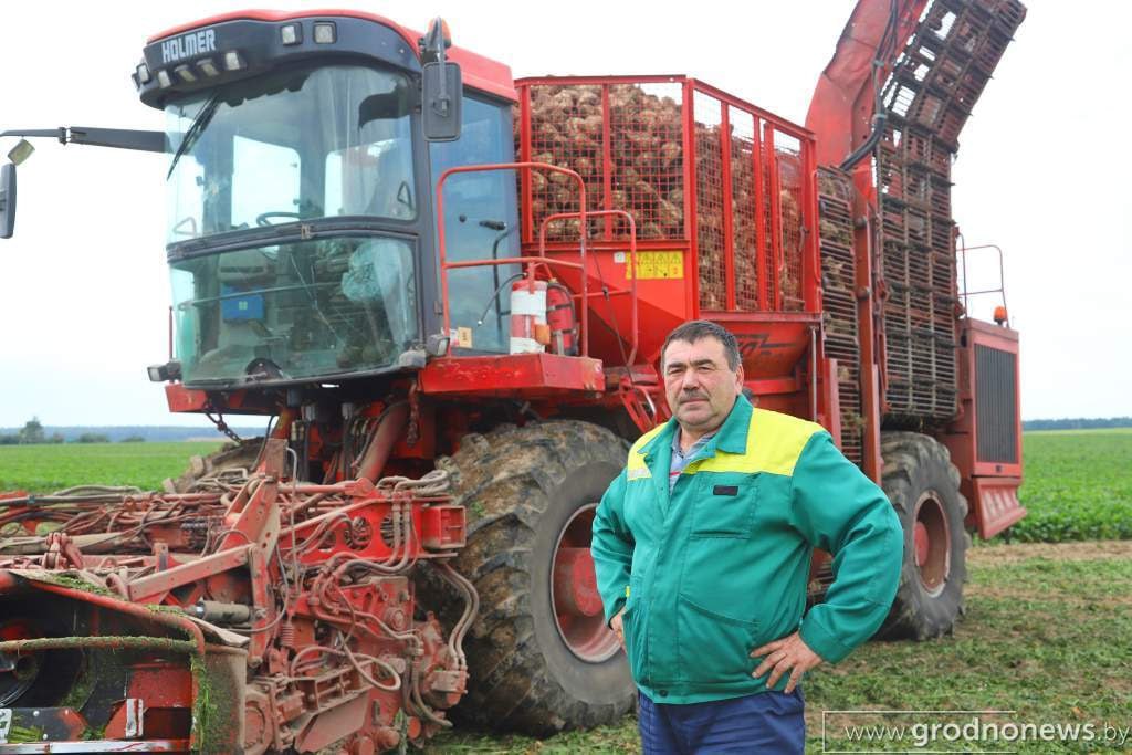 Сладкий старт На Гродненщине началась уборка сахарной свеклы Одними из первых в свекловичные поля вышли труженики СПК Прогресс Вертелишки где аграрии с надеждой смотрят на богатый урожай обещая щедрый сладкий сезон Тепло встретив руководство сельхозорганизации предложило поехать на поле возле деревни Бояры где кипела работа Свеклоуборочный комбайн уверенно двигался по полю оставляя за собой ровные ряды от очищенных корнеплодов За штурвалом опытный механизатор Геннадий Радевич для которого эта уборочная кампания уже 32 я в жизни Он не просто управляет комбайном а чувствует землю знает каждый ее уголок Урожай в этом году глаз радуется Свекла крупная ботва хоть коси делится Геннадий Иосифович окидывая взглядом поле Погода постаралась В этом году недостатка влаги не было а свекла дождь любит Какие то культуры солнце уважают а свекле больше по душе когда влаги хватает Поддержать канал бустами Inst TikTok ВК OK FB