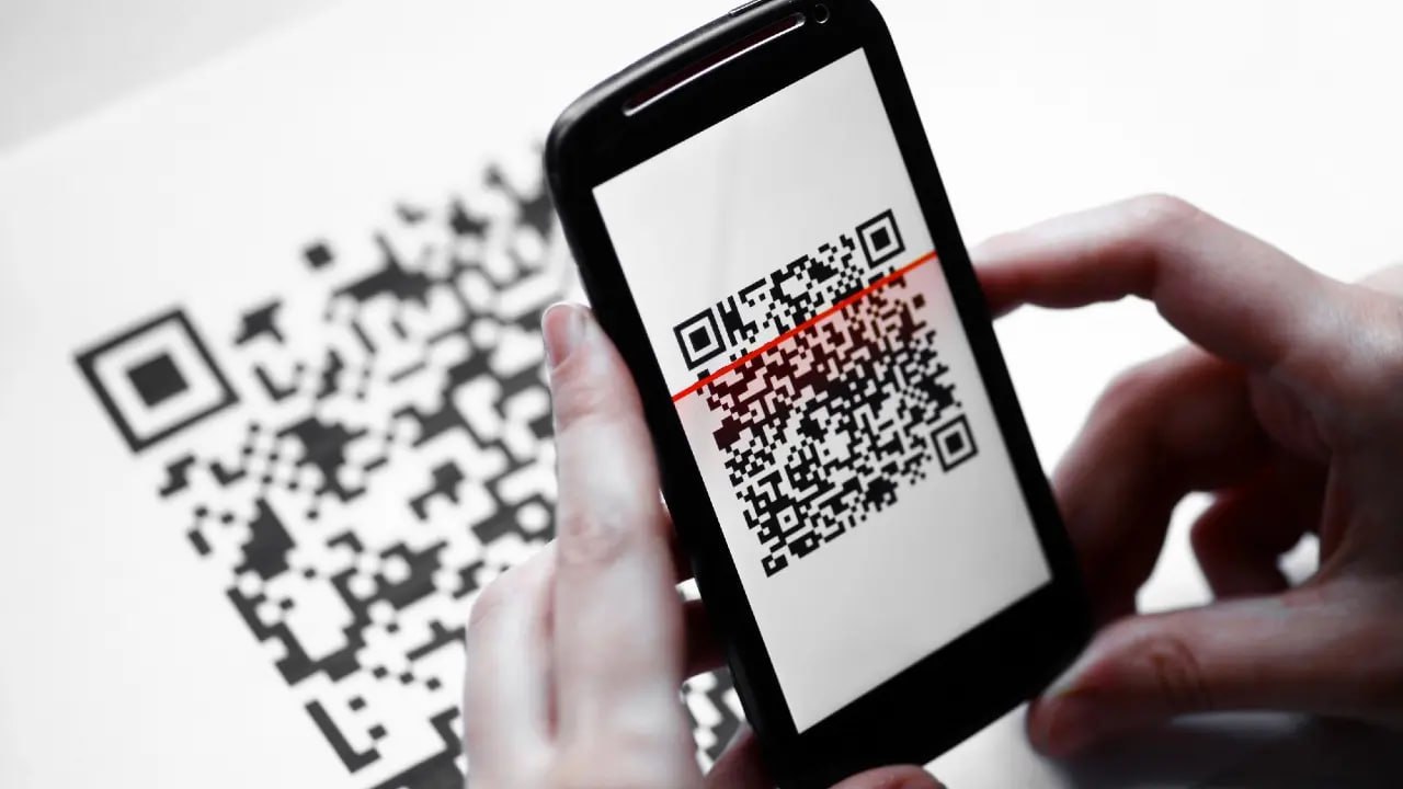 Казахстанцы смогут оплачивать покупки за границей единым QR кодом В будущем казахстанцы смогут оплачивать покупки единым межбанковским QR за границей Об этом на площадке Региональной службы коммуникаций Алматы сообщил директор департамента развития платёжных систем Национальной платёжной корпорации Райымбек Шаймерденов Технология пока рассчитана на внутренний рынок но работа по трансграничным платежам уже началась По словам Шаймерденова Казахстан ведёт переговоры с Китаем Индией ОАЭ и Кыргызстаном Эти страны рассматриваются как первые партнёры для взаимного признания QR кодов Достигнуты предварительные договорённости с Турцией и Таиландом Мы ожидаем что до конца 2026 года реализуем полноценные трансграничные платежи Наши граждане смогут оплачивать в этих странах по единому QR и туристы из этих стран смогут платить в Казахстане так же сказал Шаймерденов Казахстан Финансы Общество centralasianow Подписаться на канал