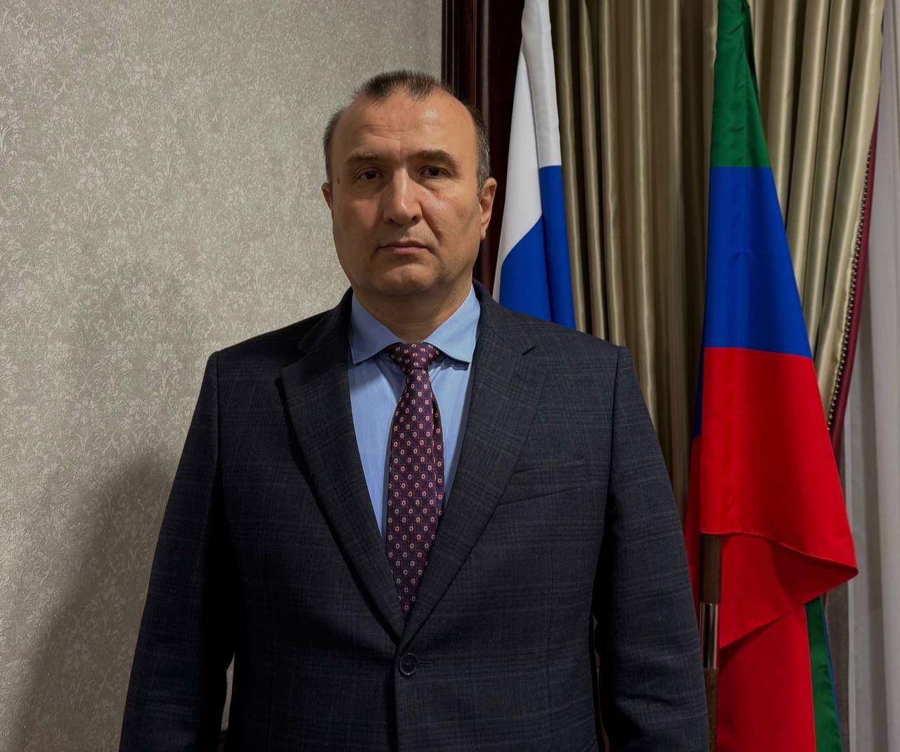 Уважаемые жители Республики Дагестан От имени Министерства транспорта и дорожного хозяйства Республики Дагестан и от себя лично поздравляю вас с наступающим Новым 2026 годом Пусть этот год принесет в ваши дома счастье здоровье и благополучие Пусть дороги по которым мы движемся будут безопасными и комфортными а транспортная инфраструктура продолжает развиваться способствуя процветанию нашего региона Мы будем работать над тем чтобы каждый житель нашей республики чувствовал себя уверенно на дорогах и мог наслаждаться поездками Пусть Новый год станет временем новых начинаний успешных проектов и крепких дружеских связей Желаю вам и вашим близким радости любви и исполнения всех заветных желаний С Новым годом С уважением врио министра транспорта и дорожного хозяйства Республики Дагестан Магомед Тагиров