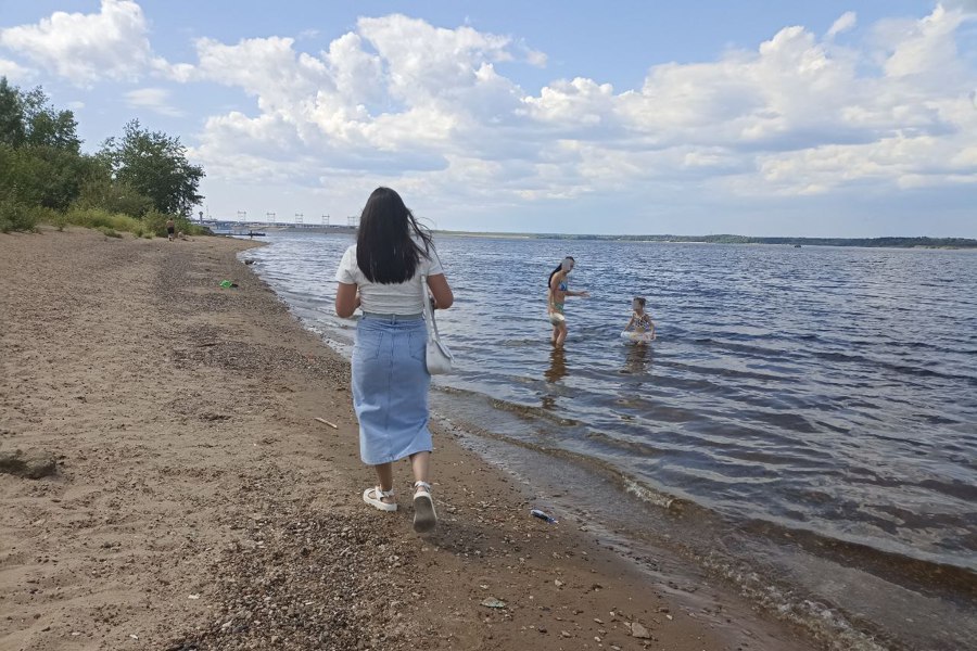 В Новочебоксарске, несмотря на запрещающие знаки, люди продолжают купаться в необорудованных для этого локациях. Хотя на городском пляже места достаточно, посетовали в МЧС Чувашии. Сотрудники министерства совместно с представителями Управления по делам гражданской обороны и чрезвычайным ситуациям г. Новочебоксарск и сотрудниками правоохранительных органов провели рейд на Волге. Отдыхающим разъяснили правила безопасности на водных объектах, в отношении нарушителей составлены два протокола об административном правонарушении за плавание под знаком «Купание запрещено».