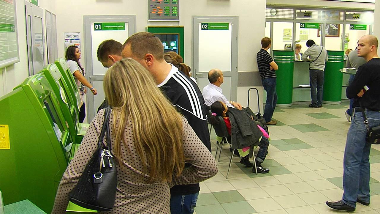 В Госдуме предложили списать кредиты некоторым россиянам В РФ стоит запустить образовательную программу по списанию за счет государства образовательных кредитов молодым специалистам проработавшим в России не менее пяти лет после завершения обучения С такой инициативой 24 января выступил лидер партии Справедливая Россия глава думской фракции Сергей Миронов Подтверждать пятилетний стаж работы планируется на основе уплаченных страховых взносов и сведений о трудовой деятельности В результате риски злоупотребления льготой будут сведены к минимуму Одновременно с этим появится стимул к законной трудовой деятельности и закреплению в российской экономике Юридические услуги Youtube Rutube Дзен ВК МАХ Купить рекламу