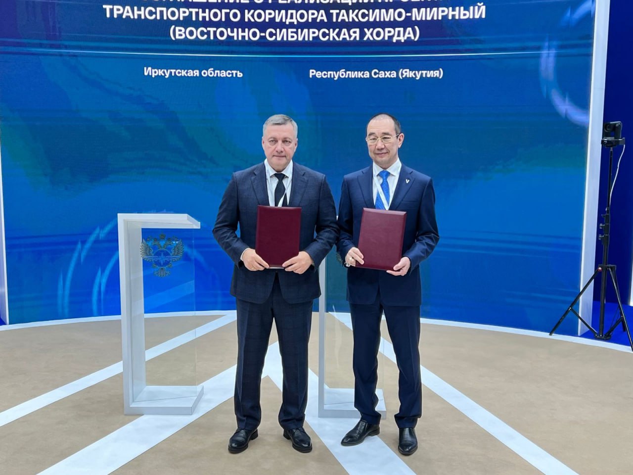 Губернатор Иркутской области Игорь Кобзев и глава республики Саха Якутия Айсен Николаев подписали соглашение о создании транспортного коридора Таксимо Мирный Задача соглашения подписанного в рамках форума Транспортная неделя 2025 создание автомобильной дороги из якутского города Мирный к железнодорожной станции Таксимо Значительная часть будущей дороги будет проходить через Иркутскую область Этот проект станет ключевым элементом транспортной инфраструктуры северных территорий Восточной Сибири и Дальнего Востока России Он не только откроет доступ к стратегически важным месторождениям полезных ископаемых но и даст возможность для устойчивого социально экономического развития удаленных территорий отметил Игорь Кобзев Проектирование автомобильной дороги Таксимо Кропоткин Ленск Мирный начнется в ближайшее время Новая дорога станет круглогодичной и позволит уйти от автозимника Таас Юрях Верхнемарково