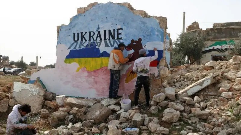 Принуждение к миру. Варианты Брюсселя и Вашингтона  Премьер-министр Британии Кир Стармер на неформальном саммите лидеров ЕС в Брюсселе в понедельник призовет усилить экономическое давление на Россию и продолжать поддержку Украины, говорится в сообщении Даунинг-стрит. ВВС цитирует его высказывание по этому поводу: Я здесь для того, чтобы вместе с нашими европейскими партнерами продолжать давление, нацеленное на доходы от энергоносителей и компании, снабжающие ракетные заводы, чтобы сокрушить военную машину Путина. Потому что в итоге, наряду с нашей военной поддержкой, именно это приблизит мир.  В то же время украинские власти считают «провальным» план Белого дома по урегулированию конфликта с Россией, сообщает «Голос Америки».  Советник по коммуникациям президента Украины Владимира Зеленского Дмитрий Литвин заявил в воскресенье, что призыв США к Украине провести выборы после заключения соглашения о прекращении огня с Россией выглядит «провальным планом», если это все, в чем он заключается. Он отметил, что Киеву требуется дополнительная информация о позиции Вашингтона.  А что с объявленным на минувших выходных «предложением» Белого дома, заключающемся в формуле «мир в обмен на выборы»? Напомним, он заключается в том, чтобы в Украине прошли президентские выборы, так как Кремль считает Владимира Зеленского нелегитимным. Об этом читайте в нашем аналитическом обзоре на странице Elmedia в Facebook.  Фото: AFP  Если вам есть, чем с нами поделиться или вы хотите дополнить тему, пишите сюда -