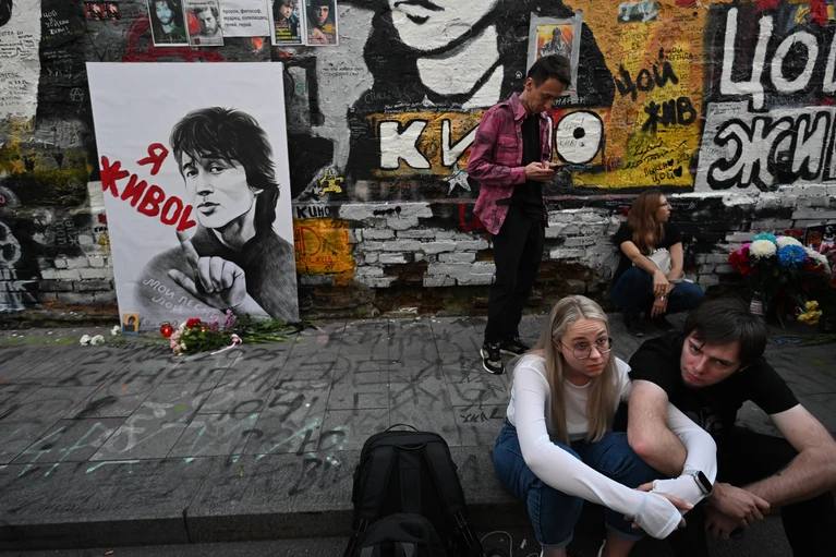 Рукопись песни Спокойная ночь Цоя досрочно продали на аукционе Стартовая цена уникального автографа составляла 1 млн рублей Это лист бумаги на котором рукой лидера группы Кино написан текст одной из самых известных композиций коллектива Внизу страницы стоит подпись Нины Барановской с исторической датой 7 июня 1986 года В тот день песня получила официальное разрешение на первое публичное исполнение так как Барановская в то время работала в Ленинградском Рок клубе и отвечала за репертуар Евгения Гусева Читай нас в MAX Подпишись на Комсомольскую правду СПб