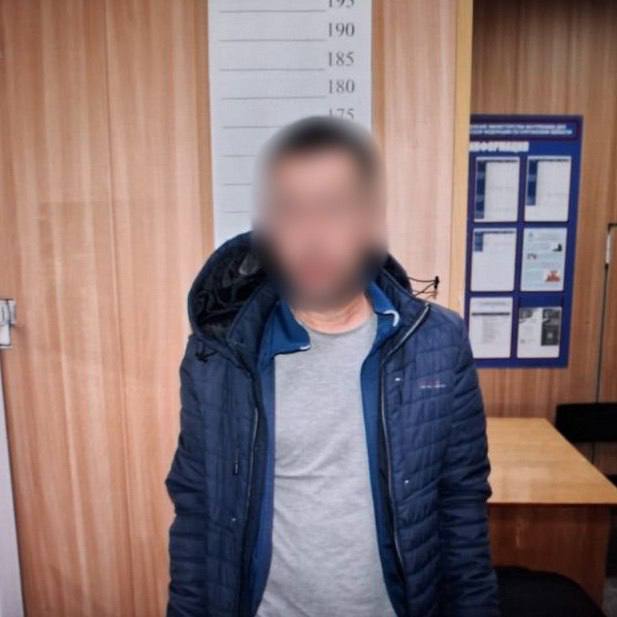 Зауралец насмерть избил знакомого во время застолья Компания распивала алкоголь когда между 40 летним жителем Далматово и его 50 летним знакомым вспыхнула ссора Во время конфликта младший из мужчин несколько раз ударил по голове оппонента От полученных травм пострадавший скончался на месте Подозреваемого в состоянии опьянения задержали сотрудники полиции Протрезвев мужчина рассказал о случившемся Следователи возбудили уголовное дело по статье об убийстве ГТРК Курган Мы в МAX