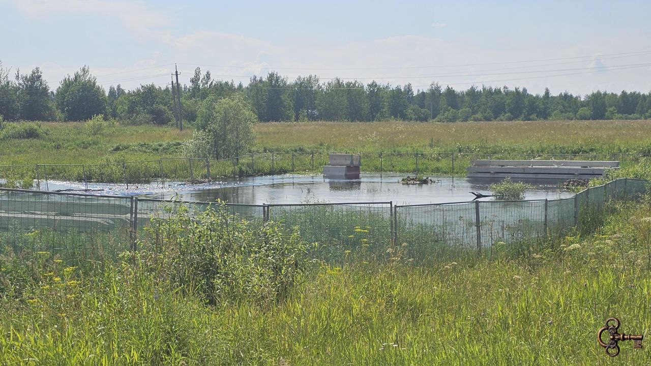 «Солид» по заказу «Новгородавтодора» строит подъезд к массиву «Григорово» с мостовым переходом через реку Веряжа в створе улицы Зелинского, протяжённостью 770 метров. По условиям контракта, работы должны выполнить с 1 апреля по 15 декабря 2025 года. На объекте мы никого не застали. Здесь всё затопило. А может и уровень воды в Веряже поднялся из-за стройки моста?