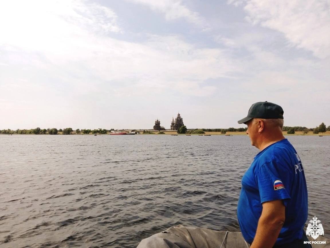 Сотрудники МЧС обеспечили безопасность на фестивале     На острове Кижи состоялся Фестиваль традиционного судостроения и судоходства «Кижская регата». Государственные инспекторы из Медвежьегорска уже традиционно приняли участие в обеспечении безопасности во время проведения соревнований.    В программу фестиваля вошли: гонки лодок, познавательные игры, мастер-классы по вязанию морских узлов и соревнования по настольному хоккею, обучение первой помощи. В гонках приняли участие команды из Карелии и соседних регионов.     MAX