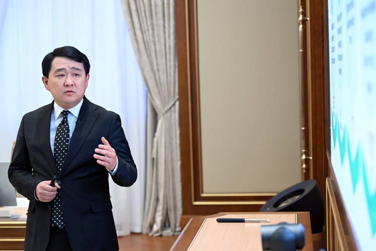 В Узбекистане может быть разрешена торговля акциями иностранных компаний Президент Шавкат Мирзиёев 15 декабря ознакомился с презентацией о дальнейшем развитии рынка капитала и ускорении внедрения международных стандартов в банковской сфере Предложено разрешить в Узбекистане торговлю акциями облигациями и другими ценными бумагами иностранных компаний Президент Шавкат Мирзиёев 15 декабря ознакомился с презентацией по вопросам дальнейшего развития рынка капитала и ускорения внедрения международных стандартов в банковской сфере Сегодня рыночная стоимость находящихся в обращении ценных бумаг составляет 275 триллионов сумов а объем ценных бумаг в свободном биржевом обороте достиг 4 триллионов сумов На рынке осуществляют деятельность 717 эмитентов и 77 профессиональных участников При этом капитализация рынка составляет всего 20 процентов к валовому внутреннему продукту что значительно ниже мировых показателей Указано что в этой сфере существует большой потенциал В этой связи обсуждены меры направленные на привлечение в отечественный рынок капитала не менее 1 миллиарда долларов инвестиций В частности планируется разрешить проведение операций двойного листинга предусматривающих одновременное размещение ценных бумаг на местных и зарубежных фондовых биржах в соответствии с международными стандартами Наряду с этим предусмотрено внедрение таких новых финансовых инструментов как валютные облигации глобальные депозитарные расписки иностранные ценные бумаги и биржевые инвестиционные фонды На презентации особое внимание уделено расширению правового режима регуляторная песочница В рамках этого режима предложено применять условия песочницы не только к нерезидентам но и к резидентам установить для иностранных инвесторов неограниченный срок его действия а также разрешить торговлю акциями облигациями и другими ценными бумагами иностранных компаний Отмечено что это поспособствует сокращению неофициальной торговли иностранными ценными бумагами Были рассмотрены предложения по активному привлечению отечественных инвесторов на рынок капитала Отмечено что на Ташкентской фондовой бирже местным компаниям и банкам будет разрешено выпускать облигации в иностранной валюте что позволит им привлекать валютные средства не выходя на внешний рынок Также подчеркивалось что рынок облигаций можно расширить за счет создания для эмитентов возможности выпускать облигации без обеспечения и сверх собственного капитала Обсуждены вопросы совершенствования системы контроля и регулирования на рынке капитала Представлены планы по приведению национального законодательства в соответствие с требованиями Международной организации комиссий по ценным бумагам усилению полномочий регулятора а также постепенному повышению требований к уставному капиталу профессиональных участников Отмечено что за последние семь лет в результате реформирования банковской системы активы коммерческих банков выросли в 5 3 раза превысив 877 триллионов сумов Количество банков достигло 35 с 2017 года в Узбекистане начали деятельность 3 иностранных банка Наша страна впервые приняла участие в Программе оценки финансового сектора Международного валютного фонда и Всемирного банка в рамках которой оценивались такие области как банковский надзор управление рисками платежные системы макропруденциальная политика и кризисное управление Исходя из итогов оценки в следующем году планируется привести финансовый сектор Узбекистана в полное соответствие с 29 основополагающими принципами эффективного банковского надзора Базельского комитета Для этого поставлены задачи по полному переходу коммерческих банков на Международные стандарты финансовой отчетности внедрению стандартов Базель III и созданию Совета по финансовой устойчивости с участием правительства и Центрального банка ТГ канал uzbekfintech