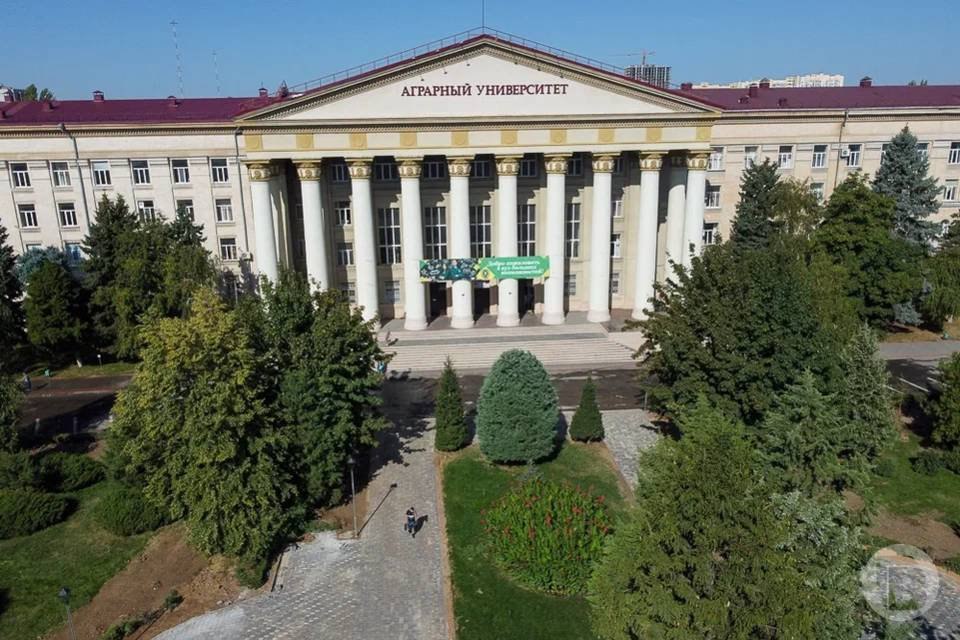 В аграрном вузе Волгограда вырос спрос на инженерные специальности.  Об этом свидетельствуют данные приемной комиссии.  Среди абитуриентов Волгоградского государственного аграрного университета увеличился спрос на инженерные специальности. Как сообщили "Городским вестям" в вузе, среди наиболее востребованных направлений и специальностей высшего образования: прикладная геодезия, садоводство, землеустройство и кадастры, агрохимия и агропочвоведение, агроинженерия.  Поступающие на программы среднего профессионального образования чаще всего выбирают такие специальности, как «Защита в чрезвычайных ситуациях»; «Землеустройство»; «Ветеринария»; «Кинология» и «Информационные системы и программирование» и «Эксплуатация и ремонт сельскохозяйственной техники и оборудования», уточнили в ВолГАУ.  В 2025 году контрольных цифр приема на 220 оказалось больше, чем в прошлом: 1461 на получение высшего образования и 470 на среднее профессиональное. Количество поданных заявлений составило рекордную цифру – 19 тысяч.